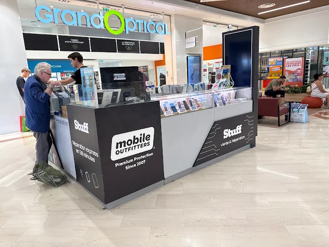 Corner STUFF dans la galerie marchande de Carrefour Antibes